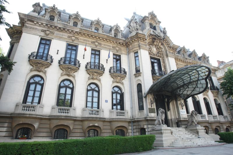 Când două instituţii se ceartă, statueta lui Enescu dispare