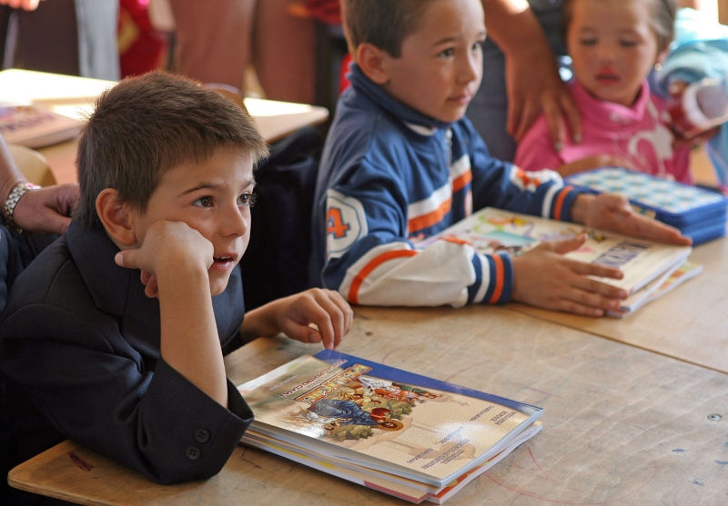 Criza în educaţie: un singur manual la trei elevi