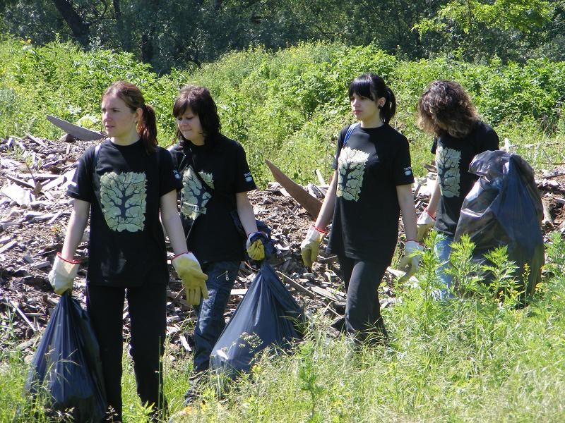 Despre voluntariat: să strângi gunoi e foarte distractiv