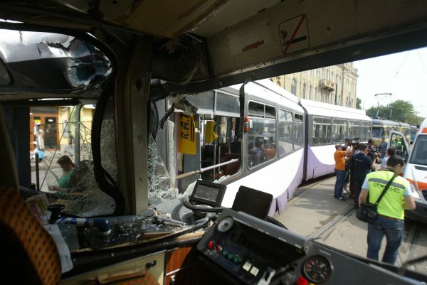 Două tramvaie s-au ciocnit în Timişoara