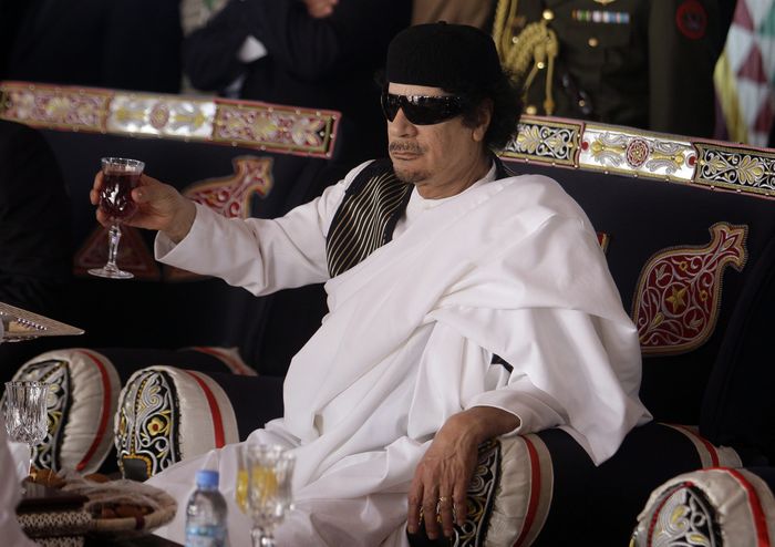 Gaddafi cere dizolvarea Elveţiei. Plus soluția-scrabble Isratina, altfel evreii vor dispărea “ca un fir de nisip în mare”