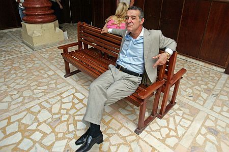 Gigi Becali nu votează precum "turma" în PE