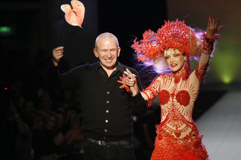 Un celebru creator de modă francez va susține ultima sa prezentare din carieră