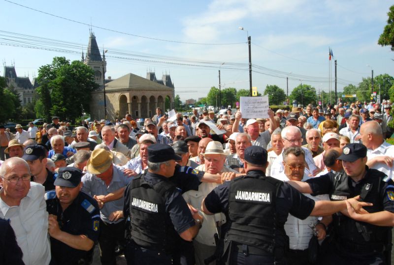 Pensionarii ieşeni l-au îmbrâncit pe prefect în timpul protestelor