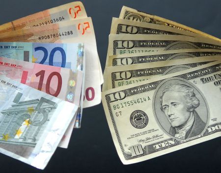 Raportul euro/dolar, la cel mai scăzut nivel din ultimii patru ani