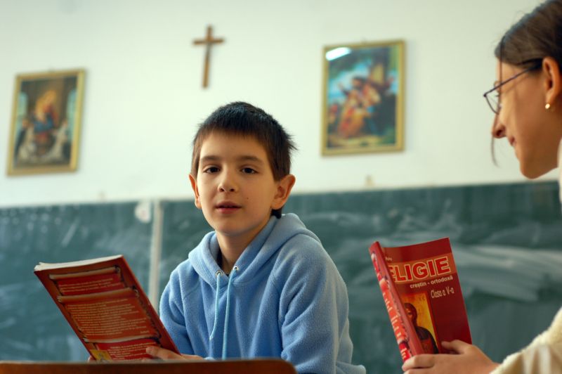 Religia - obligatorie şi şcoală până la majorat