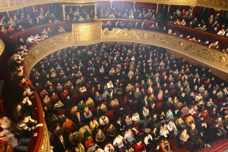 Teatrul se vede, se ascultă şi se joacă de spectatori