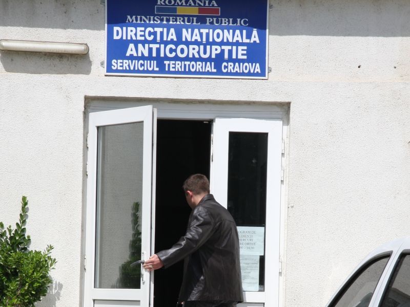 Una caldă, una rece: Un judecător arestat, altul acasă!