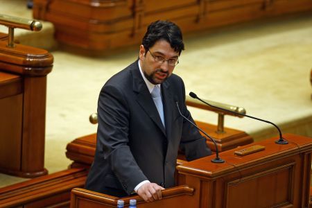 Voinescu: "Ponta, în sufleţelul său robust şi roz, adoră comunismul"