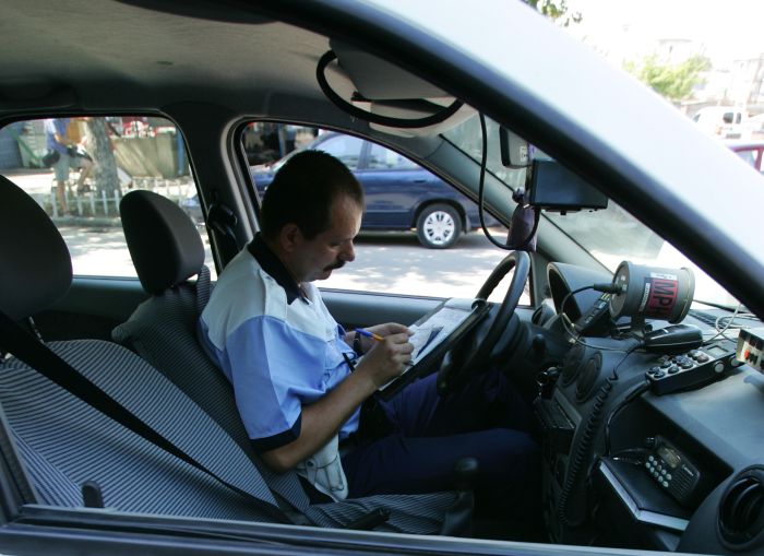 A încercat să mituiască un poliţist