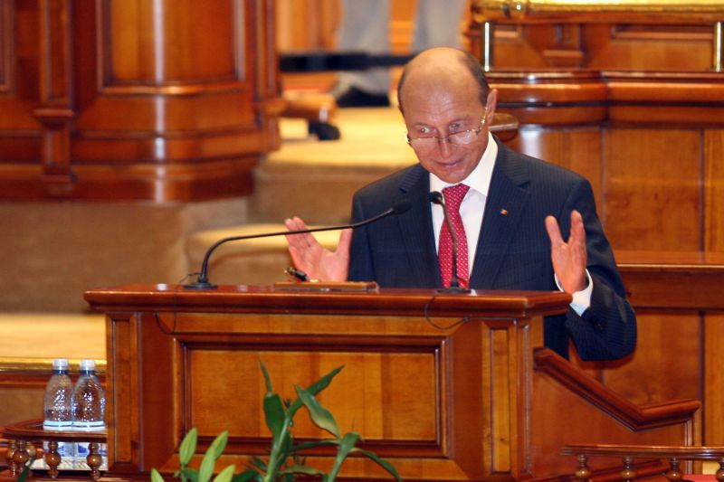 Afacerile cu statul, puse de Băsescu în braţele aleşilor