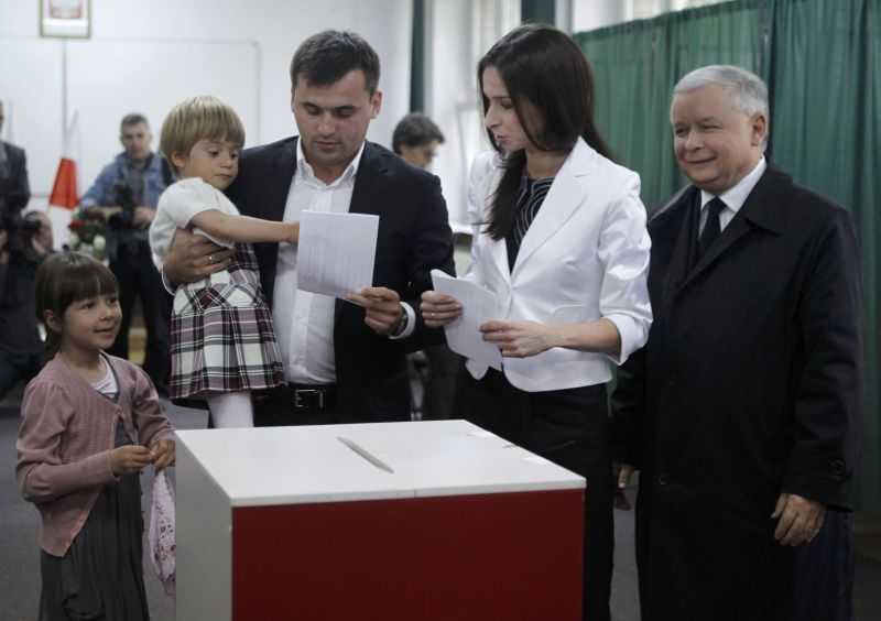 Alegeri în Polonia: Komorowski şi Kaczynski în turul 2