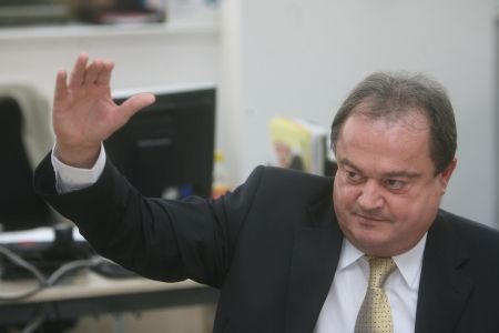 Blaga despre tăierile salariale: „Se vor simţi la chenzina primită în iulie”