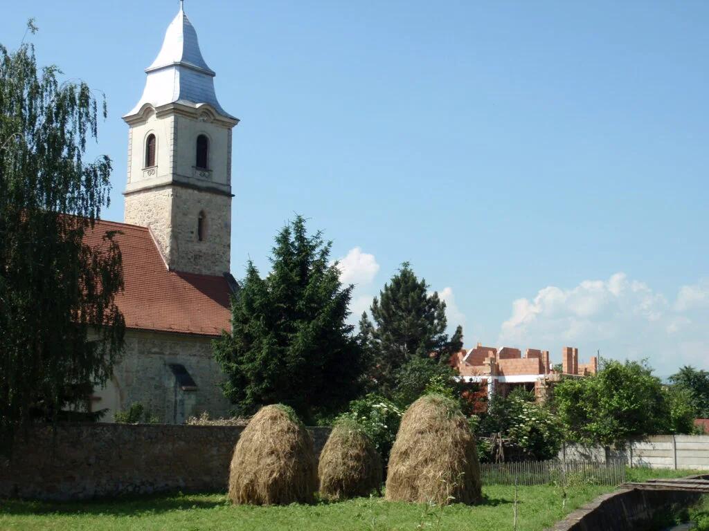 Bloc construit lângă o biserică de 700 de ani