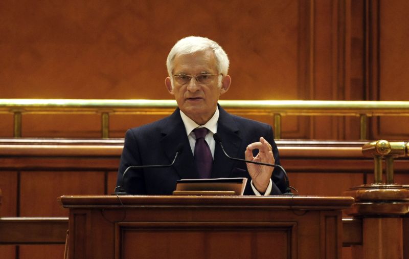 Buzek: „Reformă, nu beneficii de partid”