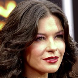 Catherine Zeta Jones, premiată de Regina Elisabeta a II-a a Marii Britanii