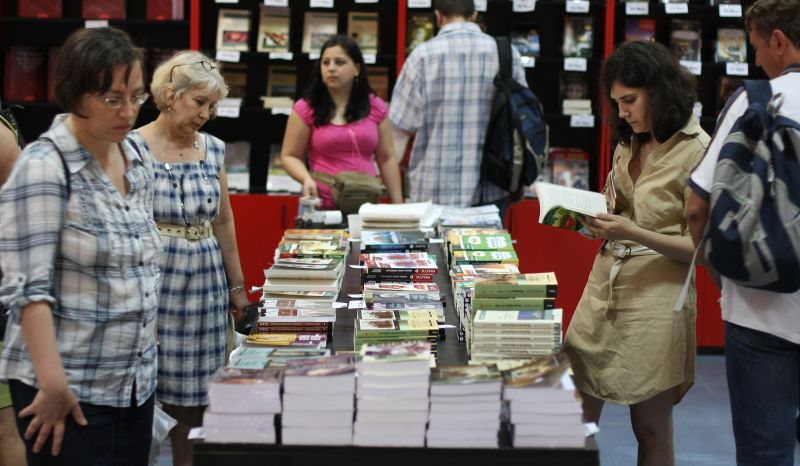 Ceauşescu îl înfrânge la vânzări pe Dan Brown