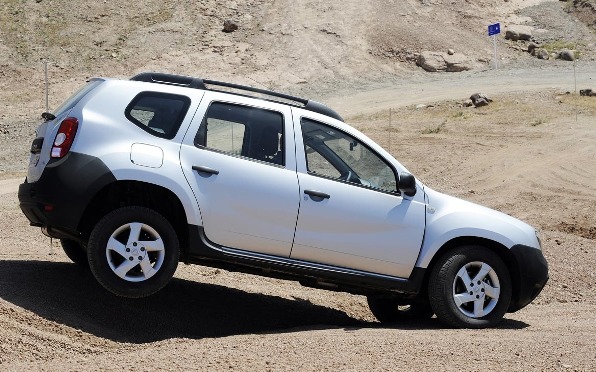 Dacia organizează o demonstrație off-road cu SUV-ul Duster