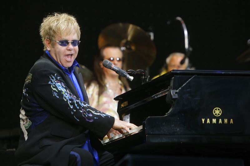 Elton John: „Mulţumim pentru atâta dragoste”