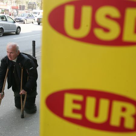 Euro a depăşit 4,28 de lei după decizia CCR, atingând cea mai mare valoare din noiembrie 2009