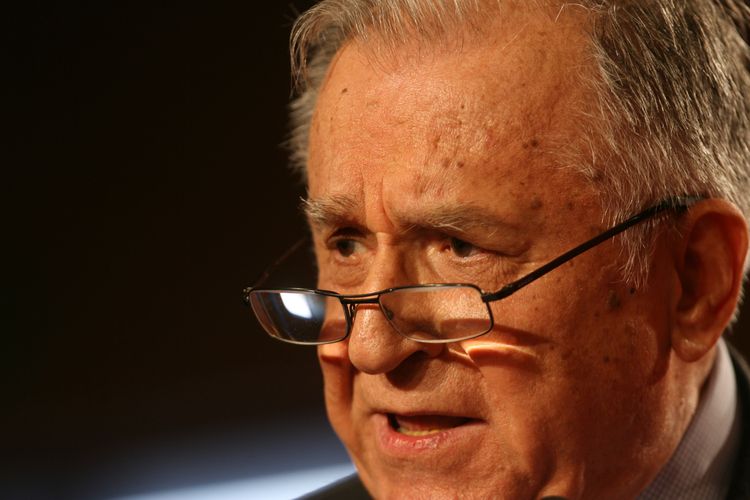 Iliescu, primit cu lozinci anticomuniste la Bookfest