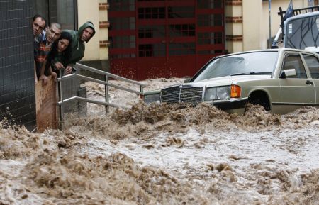 Inundaţiile fac noi victime în ţară. Boc îi pune în alertă pe prefecţi