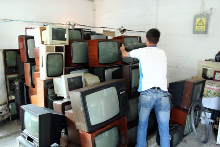 Românii ataşaţi de electronicele vechi împiedică reciclarea lor