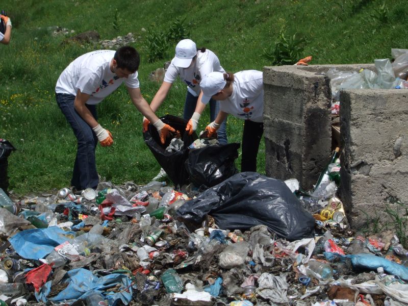 Sucevenii, prahovenii şi ilfovenii, chemaţi să facă harta gunoaielor