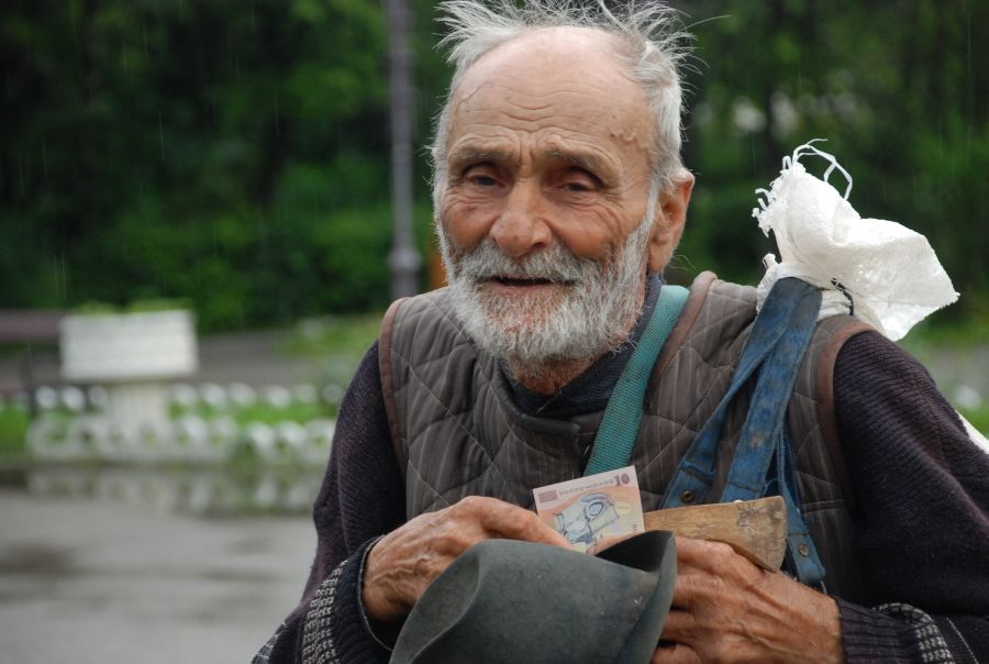 Trei români din patru sunt afectaţi de criză