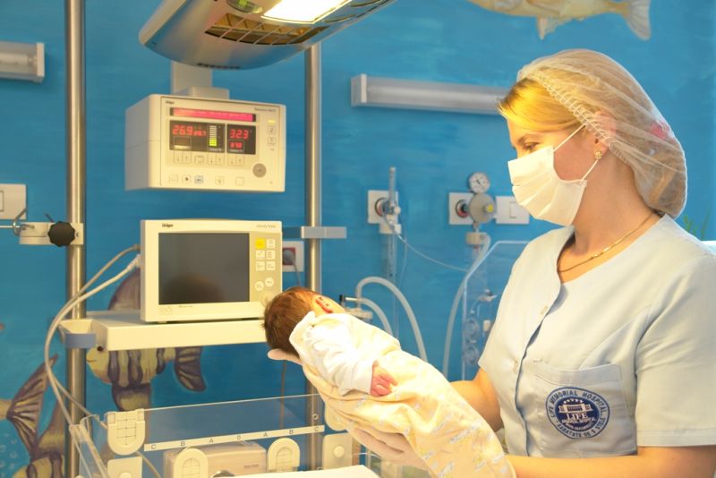 Tripleţi concepuţi prin inseminare artificială, născuţi în clinică privată