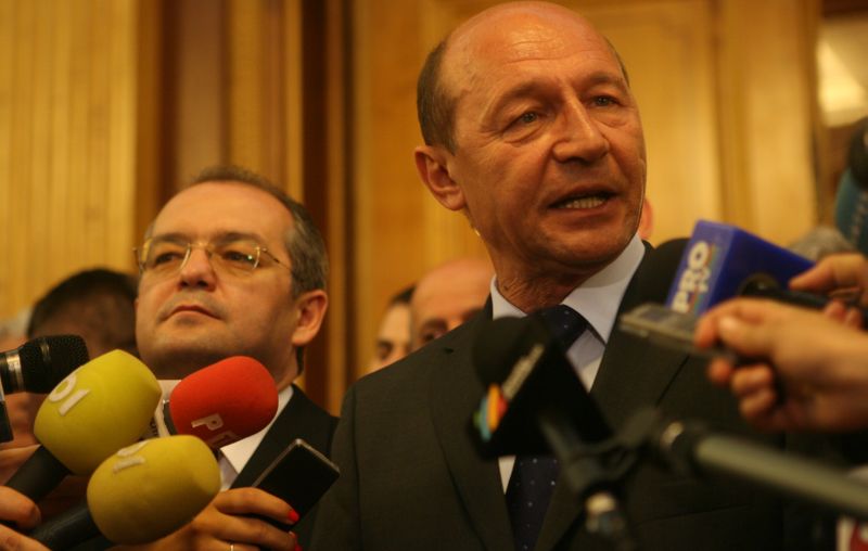 Băsescu: "Sper să nu mărim TVA şi din ianuarie"