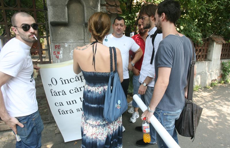 Flashmob, lanţuri şi bodyguarzi la Editura Curtea Veche