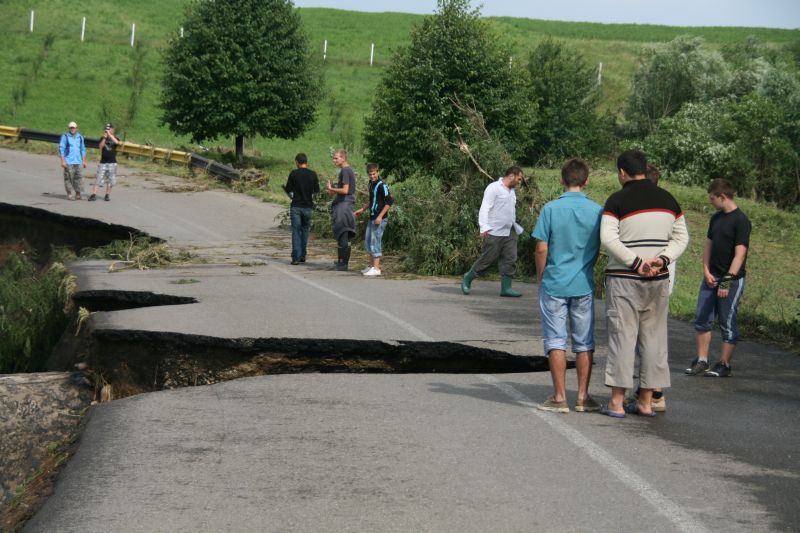 Furia apelor: 22 de morţi, 13.000 de oameni alungaţi din case