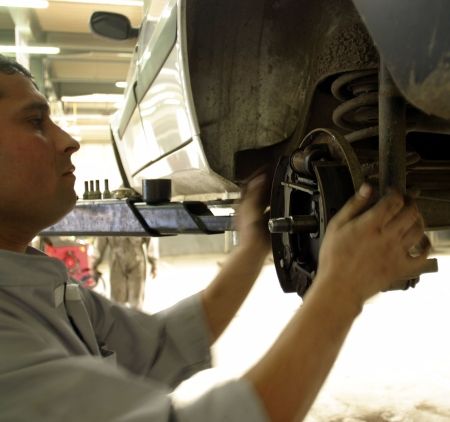 Jumătate din service-urile auto, în neregulă