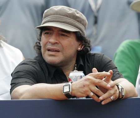 Maradona ameninţă cu demisia