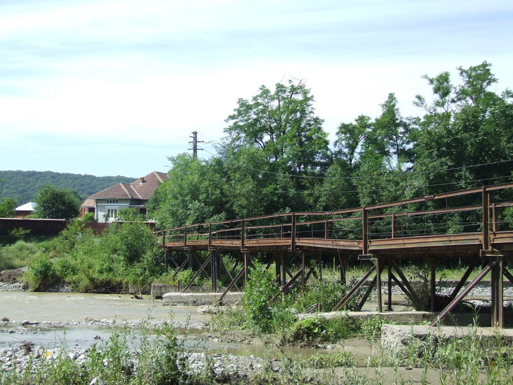 Primărie executată silit pentru un pod al armatei