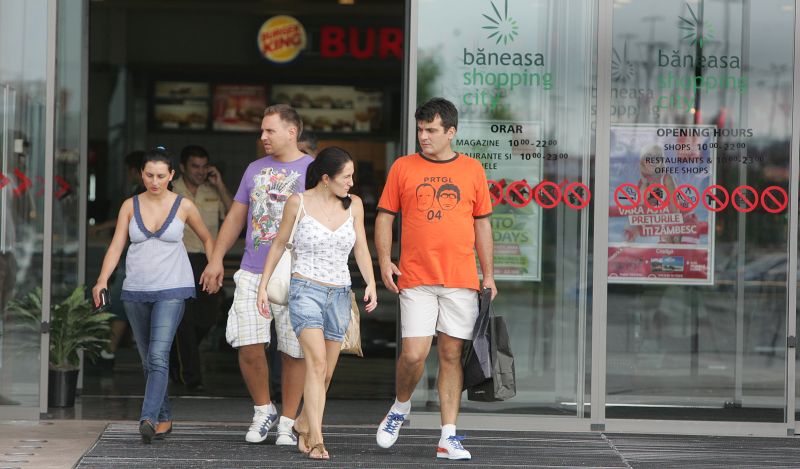 Românii cu bani puţini se plimbă în vacanţă prin mall