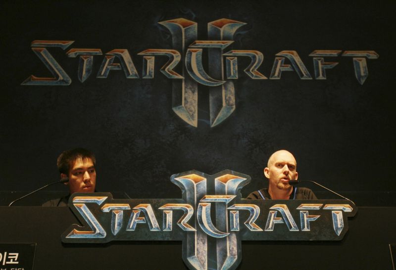 Starcraft II, cel mai aşteptat joc, apare mâine pe piaţă