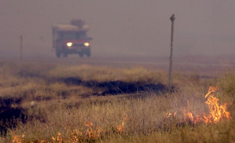 100 de hectare de mirişte au ars lângă casele oamenilor