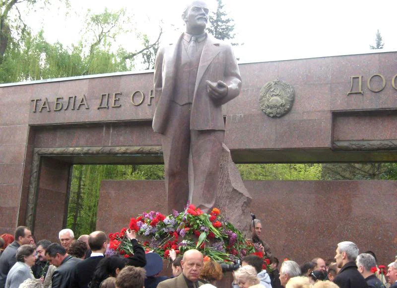 2 august 2010 împarte, ideologic, societatea moldovenească în trei părţi