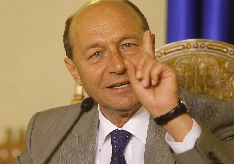 Băsescu exportă războiul cu mogulii peste Prut