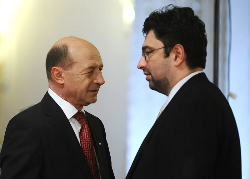 Băsescu se distanţează de criticii lui Boc