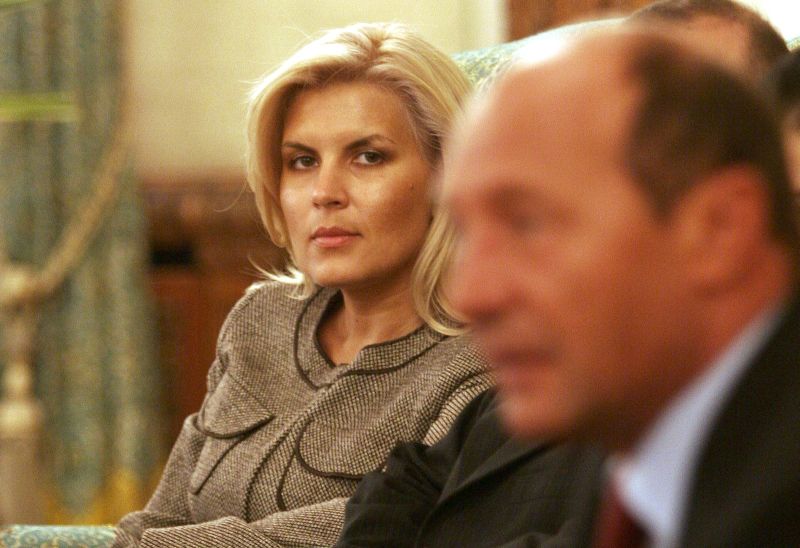 Elena Udrea, mai simpatizată decât Traian Băsescu. Topul politicienilor pe Facebook