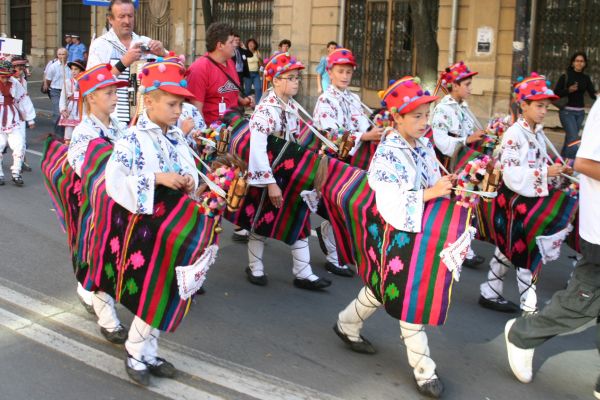 Festivalul dedicat portului şi dansului popular îşi deschide porţile la Iaşi