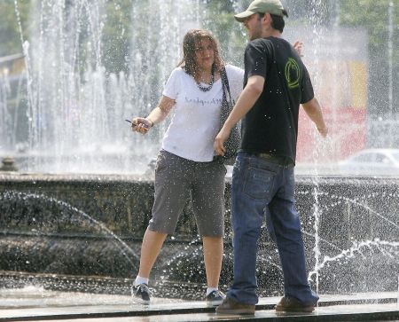 FOTOREPORTAJ: Cum se trăieşte în România pe timp de caniculă