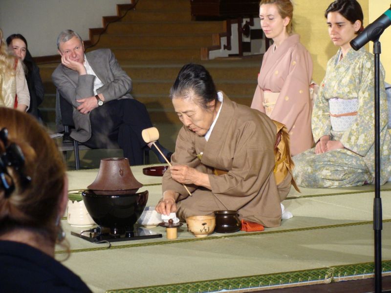 Frântură de roman japonez la Bucureşti: arta de a bea ceaiul ca un ritual