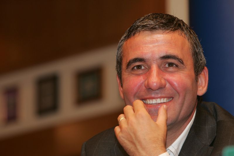 Hagi, premiat de Mircea Sandu