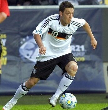 Mesut Ozil, aproape de FC Barcelona