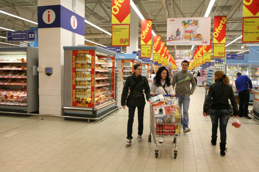 Nereguli în supermarket: cum plăteşti folie la preţ de şuncă presată