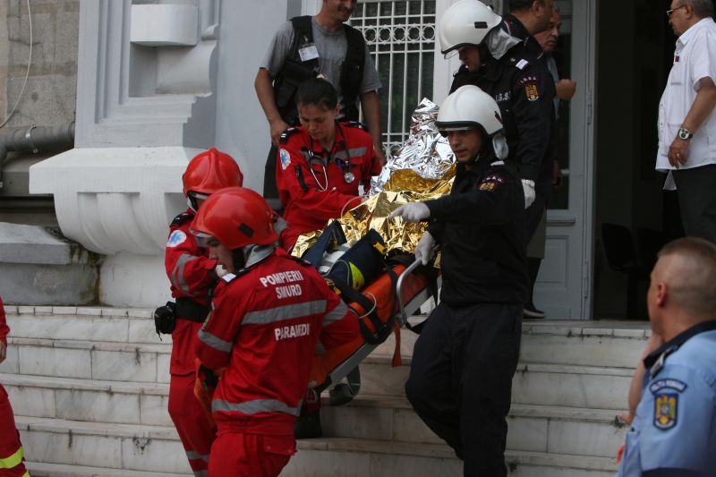 Pompierii care au salvat bebeluşii de la Giuleşti, avansaţi în grad